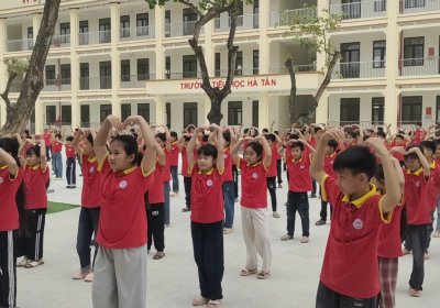 Múa hát sân trường